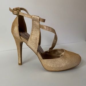Qupid glittery gold heals NWOT